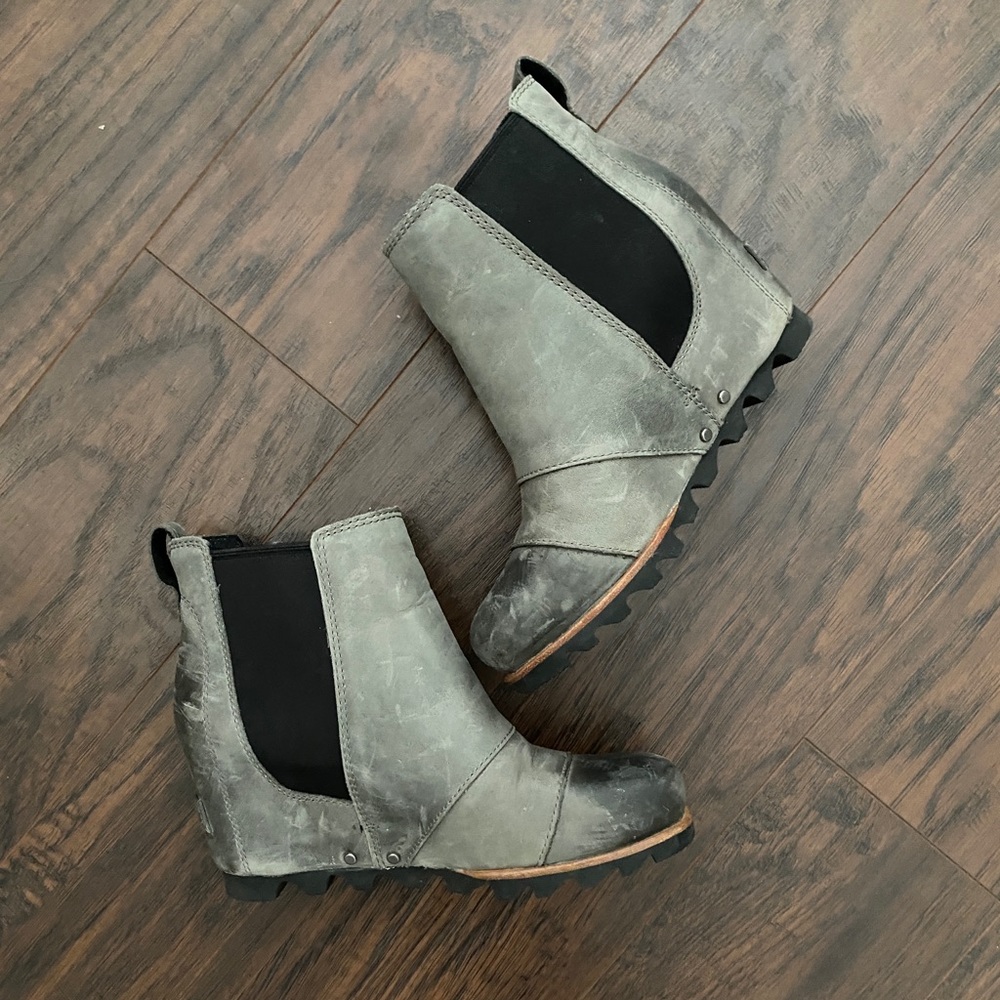 Sorel Lea wedged boots NWOT